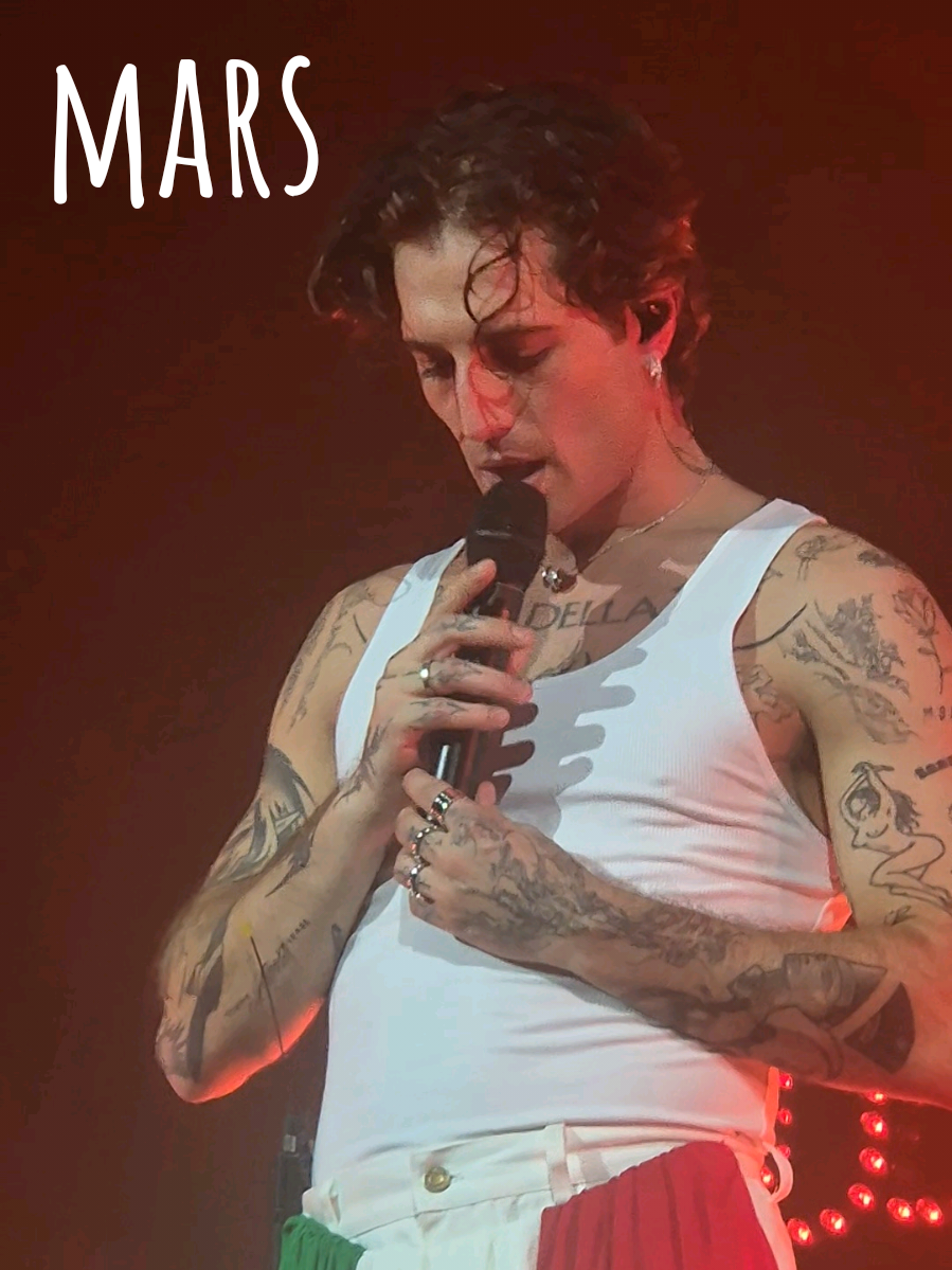 Who wants to go on Mars when @Damiano David is here ? I don't need to live forever, as long as I can die in your arms 💫 Roma - 11.10.25 #DamianoDavid #Mars #FunnyLittleFearsWorldTour #Roma #Damiano 