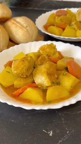 Sebzeli tavuk yemek tarifi Ne pişirsem diye düşünenlere fikir olsun Malzemeler: 1 Tam tavuk göğsü 3 Yemek kaşığı sıvı yağ 1 Soğan 2 Diş sarımsak 4 Patates 2 Havuç 1 Yemek kaşığı un 3 Su bardağı su 1 Çay kaşığı karabiber,kırmızı toz biber Tuz Yarım çay kaşığı zerdeçal Piştikten sonra üzerine İnce kıyılmış maydanoz      #tavuk #sebzelitavuk #lezzetli #anayemek #patates 