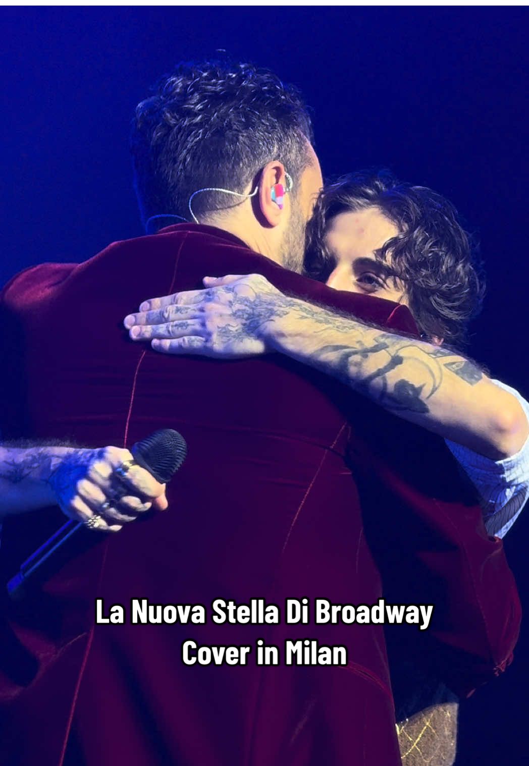 Italian cover in Milan 💚🤍❤️ Damiano David sings La Nuova Stella Di Broadway and Cesare Cremonini joins him. 🇮🇹@Damiano David @CESARE CREMONINI  #damianodavid #milan #lanuovastelladibroadway #cesarecremonini #funnylittlefearstour 