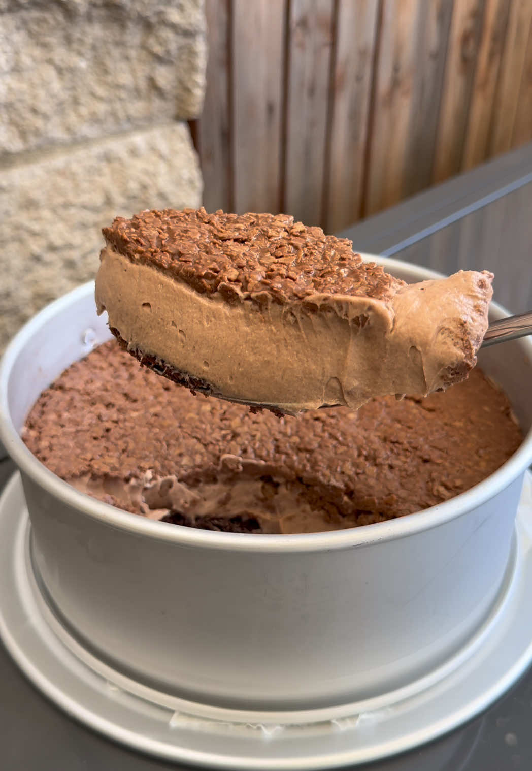 קבלו מתכון לעוגת שוקולד הטרנדית שמופיעה לכולכם בפוריו בחודש האחרון 🤪 לעוגת שוקולד: 2 ביצים  חצי כוס סוכר חצי כוס קמח תופח/חצי כוס קמח רגיל וחצי שקית אבקת אפייה  חצי כוס שמן  חצי כוס שוקולית  חצי כוס שמנת מתוקה  כף קקאו  אופן הכנה:שמים את כל המצרכים בקערה ומערבבים את הכל טוב עד לאיחוד. מעבירים לתבנית ואופים 180 מעלות טורבו בערך 25 דקות. מוצאים מאפייה ומניחים בצד להתקררות אחרי שהעוגה התקררה מכינים את הקרם: שמנת מתוקה אחת 38% שומן  כוס חלב  אינסטנט פודינג וניל אחד  כף גדושה מסקרפונה (חצי חבילה)125 גרם ו2 כפות גדושות נוטלה מומסות- אפשר להוסיף טיפה חלב אחרי שהמסנו את הנוטלה  אופן הכנה: שמים את כל המרכיבים בקערה חוץ מהנוטלה ומקציפים, לאחר שמקבלים קצף רך ויציב מוסיפים את הנוטלה ומערבבים בתנועות קיפול עם לקקן והקרם מוכן . מעבירים את הקרם אל העוגה, משטחים ומכניסים לקירור למינימום חצי שעה . לציפוי: 280 גרם שוקולד חלב  כף נוטלה   10 גרם חמאה 120 גרם פייטה  אופן הכנה: ממיסים על באן מארי/מיקרו את השוקולד , הנוטלה והחמאה  ואחרי שהכל נמס ומאוחד מוסיפים את הפייטה ומערבבים  מסדרים את כל הפייטה מעל הקרם ומכניסים לקירור ממש לכמה דקות רק כדי שייתפס על העוגה ויהיה קראנצ׳י  אם תשימו יותר מדי זמן בקירור זה יתקשה ולא יהיה לכם כמו שאתם רואים בסרטונים .  זהו בגדול , עשיתי מתכון שהוא די שונה אבל קל וטעים בטירוף! תהנו 🙏🏼🍫  #fypシ #chocolate #chocolatecake 