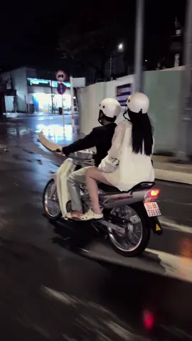 Cây cao mấy, cây cũng cần có đất. Người giỏi mấy, cũng cần có chỗ dựa lưng. Em có lớn, cũng là em bé nhỏ. Trưởng thành mấy, cũng gọn vòng tay ôm 