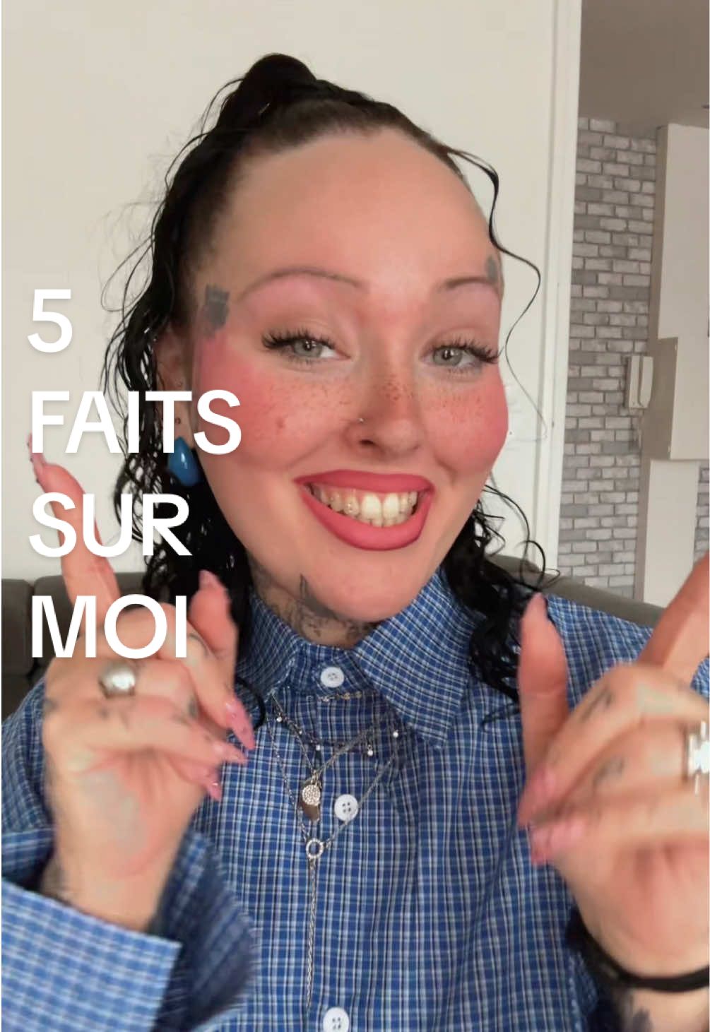 allez, on apprends un peu mieux à se connaître, non? Vous êtes mes copines maintenant, alors voici 5 faits/anecdotes sur moi 👀 
