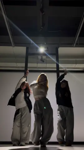 #illit #oops #kpop #dance #fyp 