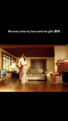 That feeling when your fans surprise you with gifts 😍🎁 There’s nothing better than knowing they picked it straight from your YouPay wishlist 💳✨