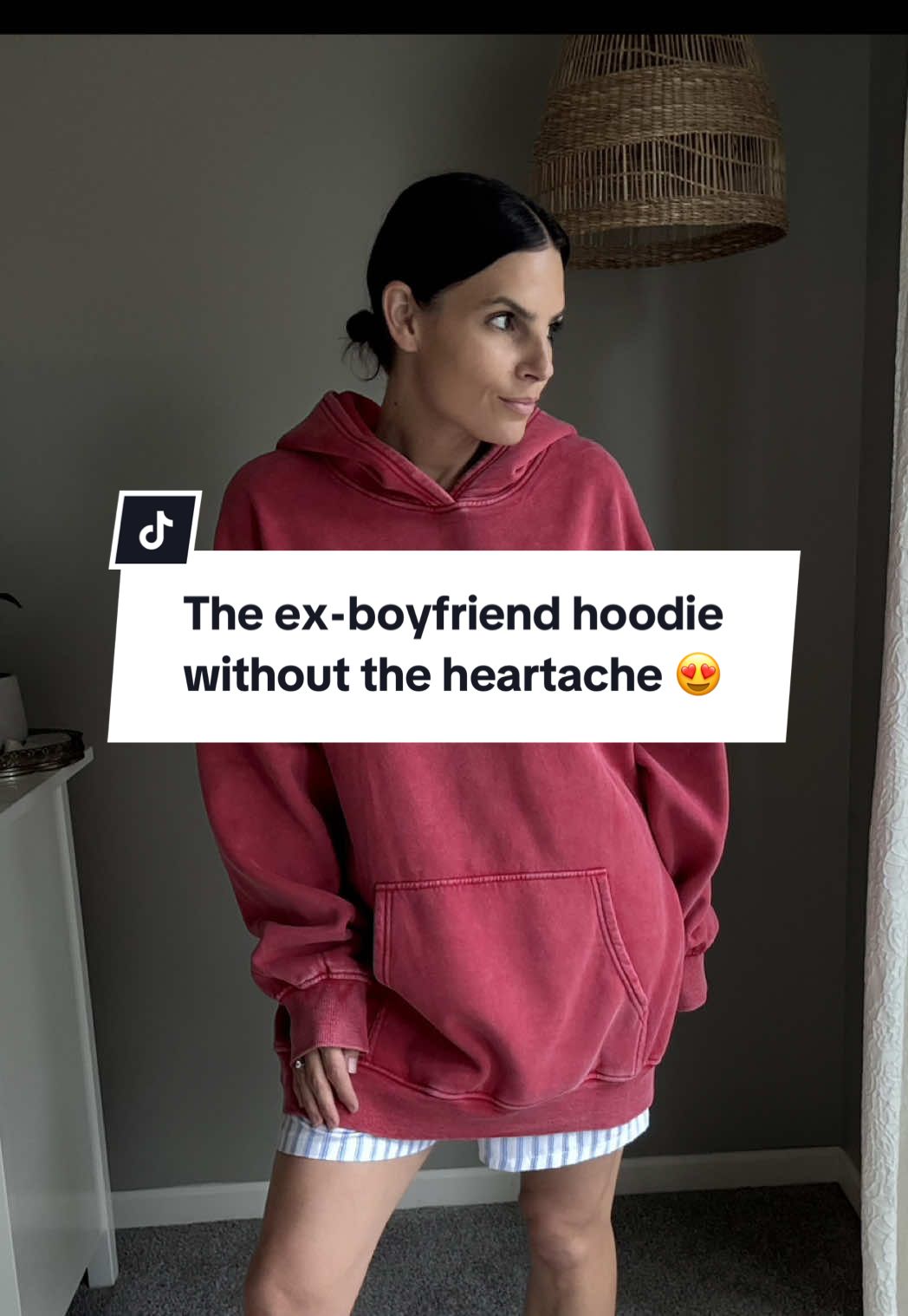 It’s giving….amazing, cozy hoodie from your college ex-boyfriend WITHOUT the trauma and heartache 😍 #oversizedhoodie #womensfashion #hoodies #cozyoutfits #outfitinspo 