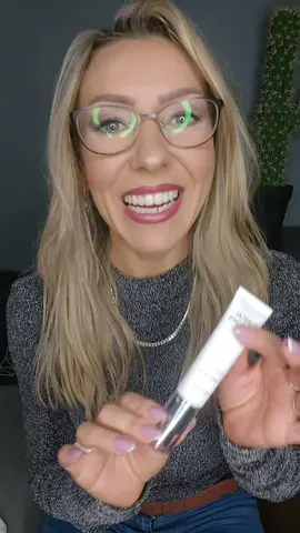 Retinol – mała cząsteczka o wielkiej mocy ‼️‼️‼️ Jeśli szukasz składnika, który naprawdę działa – to właśnie on! 💪 Retinol to złoty standard w pielęgnacji, który: 🌙 wygładza linie i zmarszczki, 🌙 ujednolica koloryt skóry, 🌙 poprawia jędrność i elastyczność, 🌙 przyspiesza odnowę komórek, dzięki czemu skóra wygląda młodziej i bardziej promiennie. To produkt, który daje realne efekty!!  Jeśli marzysz o gładkiej, napiętej i promiennej cerze, napisz w komentarzu RETINOL .. #retinol #retinolmarykay #pielęgnacjatwarzy #pięknaskóra #antiaging     