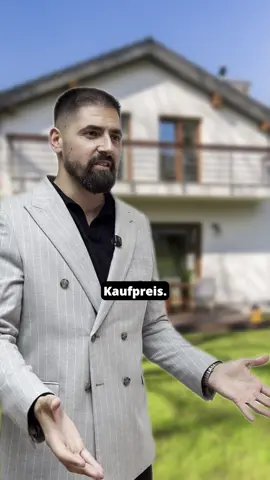 “So kaufst du Immobilien – ohne einen Cent Eigenkapital!” 💸🏡 Klingt unmöglich? Dann hör jetzt gut zu 👇 Viele glauben, man braucht Eigenkapital, um ein Haus zu kaufen. ❌ Falsch! Es gibt einen Trick, den fast niemand kennt – und er ist komplett legal. 😏 👉 Der Move: Du packst die Kaufnebenkosten (Notar, Grundsteuer etc.) einfach in den Kaufpreis mit rein. Heißt: Du verhandelst mit dem Verkäufer einen leicht höheren Kaufpreis, in dem diese Nebenkosten integriert sind – und 💥 die Bank finanziert alles mit! Das Ergebnis? Du finanzierst nicht nur den Kaufpreis, sondern auch die Nebenkosten – und nutzt 0 € Eigenkapital. 🧠💰 Das ist, wie wenn du dein Traumhaus bekommst, ohne dein Konto anzufassen. 😎 Was sagst du zu dieser Strategie? Würdest du das machen? Schreib’s in die Kommentare! 👇 #immobilien #finanztipps #geldwissen #vermögensaufbau #passiveseinkommen   