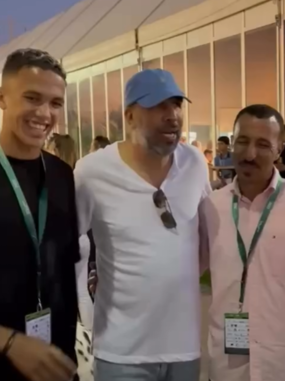 سمو الامير مولاي عبد الله الشريف العلوي يحاور مجموعة من عشاق الخيل بأسلوبه الطيب و تواضعه المعروف . الله يبارك عمر سيدي