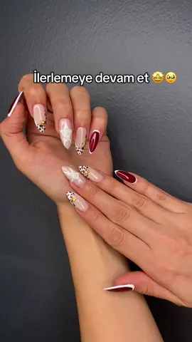 Yeni başlayan tüm uzmanlara verebileceğim tek tavsiye sadece ilerlemeye devam edin ve pes etmeyin.Belki hemen olmuyabilir ama birgün olucak🤩🫶🏻🥹(Bu içeriği siz yeni başlayan meslektaşlarıma motive olmak için paylaştım vede sizin öğrenmenizi kolaylaştırmak için yeni bir içerik fikrine başlayacağım “her gün yeni bir nailart yapıp paylaşacağım,tüm püf noktalarıyla.Malesef nailarttaki çoğu püf nokta paylaşılmıyor krom tozu uygulaması vesaire gibi.Beklemede kalınn 😍🫶🏻#nişantaşıproteztırnak #şişliproteztırnak #keşfetteyizzz #proteztırnak #nailart 