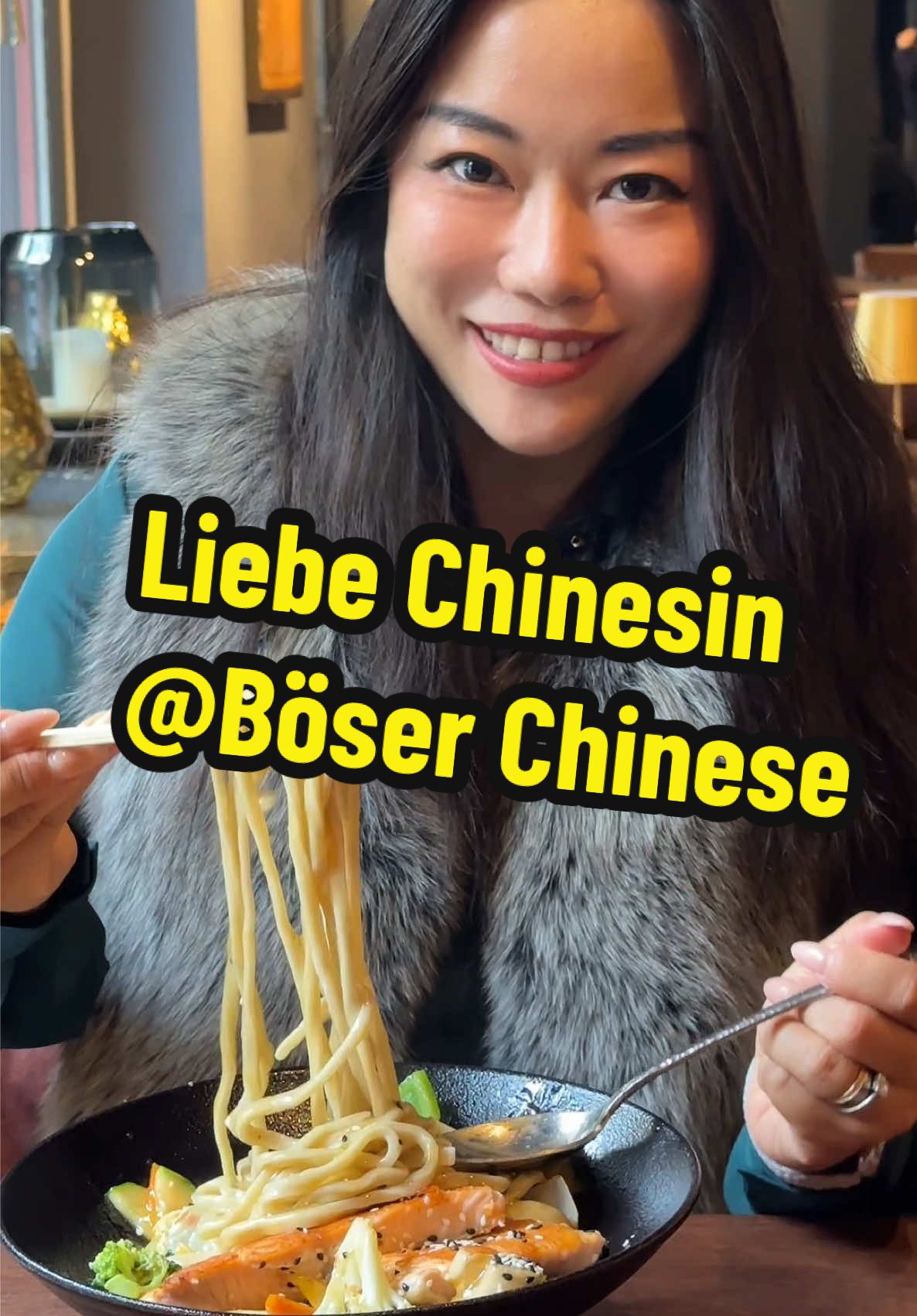 Warum heißt das Restaurant eigentlich Böser Chinese? 😅 Weiß das jemand von euch? Ich bin heute beim Böser Chinese in Düsseldorf-Flingern gewesen — ein stylisches China-Fusion-Restaurant mit richtig leckeren Kreationen! 🍜🐟🥭 Besonders die frischen Nudeln mit Lachs und Mango haben mich überrascht — nicht klassisch chinesisch, aber super lecker. #FoodieFragen #BöserChinese #DüsseldorfEssen #FusionKitchen #ChinaFusion             