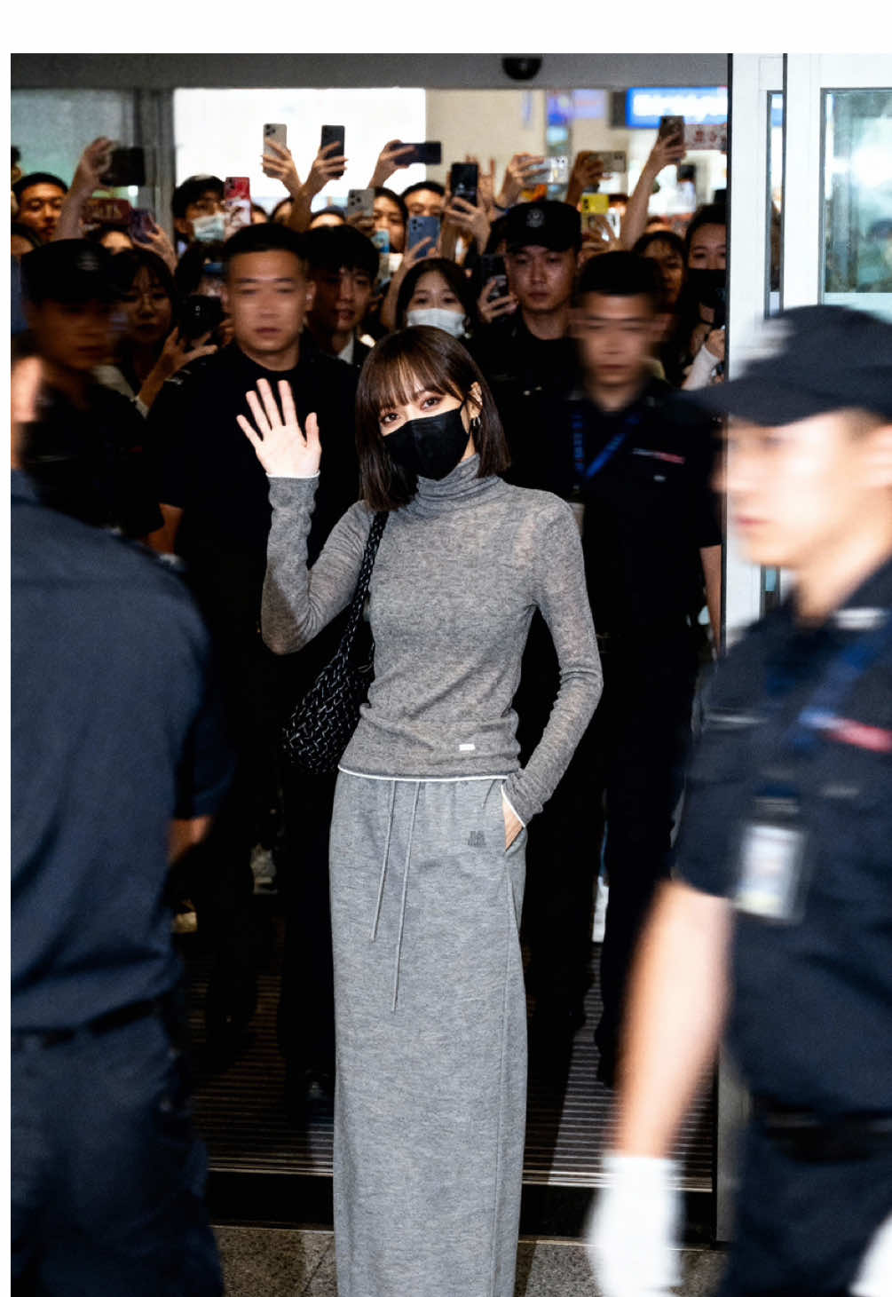 Guess who waved at us? She stepped out in grey, calm and flawless. The crowd went wild. That star energy is real. #airportmoment #celebaura #streetstylequeen #graylook #lisa 