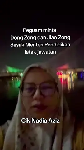 Peguam Nadia Aziz Sekali Lagi Desak Menteri Pendidikan Letak Jawatan KUALA LUMPUR, 14.10.25, Peguam Cik Nadia Aziz sekali lagi tampil mendesak Menteri Pendidikan, YB Fadhlina Sidek, agar meletakkan jawatan berikutan siri insiden membabitkan kes bu1i dan jen4yah berat di sekolah-sekolah sejak tragedi membabitkan adik Zara Qairina. Menurut Nadia, desakan itu bukan perkara baharu, sebaliknya telah dimulakan sejak awal Ogos lalu namun sehingga kini tidak mendapat sebarang maklum balas daripada pihak kementerian. “Kita dah mula desakan sejak bulan 8 hari tu, tapi dia masih tak dengar. Orang dah buat petisyen, dah buat video, tapi dia masih teruskan seolah-olah orang suka dengan dia,” katanya dalam satu kenyataan hari ini. Beliau turut menegur kenyataan-kenyataan yang dikeluarkan oleh Menteri Pendidikan yang disifatkan sebagai “retorik dan tidak memahami kebimbangan rakyat”, khususnya ibu bapa yang risau tentang keselamatan anak-anak di sekolah. “Kalau dia benar-benar beriman, dia kena faham kenapa banyak kes begini berlaku. Lepas kes adik Zara Qairina, makin banyak kes jenayah berat di sekolah,” ujar Nadia. Cik Nadia juga menyentuh tentang cara siasatan pihak berkuasa terhadap kes bu1i dan kem4tian pelajar, yang menurutnya telah mewujudkan persepsi apabila kes-kes sedemikian kini disiasat di bawah Seksyen 507C Kanun Keseksaan dan bukan lagi di bawah Seksyen 302 atau 304 berkaitan 6unuh. Selain itu, beliau turut mempersoalkan layanan berbeza terhadap suspek-suspek dalam kes-kes berprofil tinggi, sambil mendakwa ada unsur pilih kasih dalam cara kes tertentu dikendalikan. Dalam pada itu, Nadia turut menyeru pertubuhan pendidikan Cina seperti Dong Zong dan Jiao Zong agar turut mendesak kerajaan supaya Fadhlina berundur daripada jawatan Menteri Pendidikan. “Saya minta tolong Dong Zong dan Jiao Zong kali ni. Seperti mana mereka pernah mendesak Menteri Pendidikan sebelum ini, kali ini tolong desak Fadhlina letak jawatan,” katanya. Beliau menegaskan bahawa perkembangan mutakhir ini menunjukkan sistem keselamatan pelajar di sekolah semakin membimbangkan dan menuntut kebertanggungjawaban penuh daripada pihak kementerian. #dongzong #jiauzong #Pendidikan 