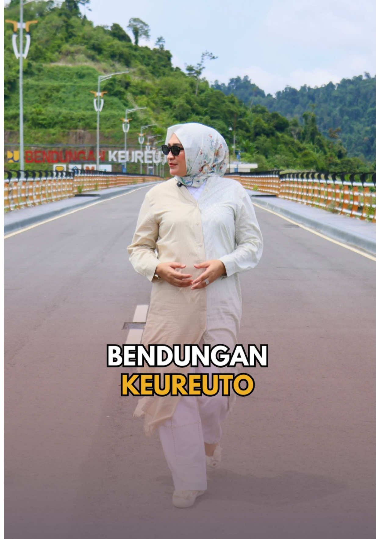 Bendungan Keureuto merupakan salah satu Proyek Strategis Nasional yang berada di Kecamatan Paya Bakong. Pembangunan bendungan ini ditandai dengan peletakan batu pertama oleh Presiden Joko Widodo pada 9 Maret 2015. Selain dimanfaatkan untuk mereduksi banjir, keberadaan bendungan ini mampu mengairi lahan warga seluas 9.420 hektar. Keberadaan Bendungan Keureuto juga mampu menyediakan air baku sebesar 0,05 meter kubik perdetik. Bendungan ini dapat juga dimanfaatkan sebagai Pembangkit Listrik Tenaga Air  dengan potensi energi sebesar 6,34 Megawatt. #PayaBakong #bendungan #bendungankeureuto #kakana #gubernur 