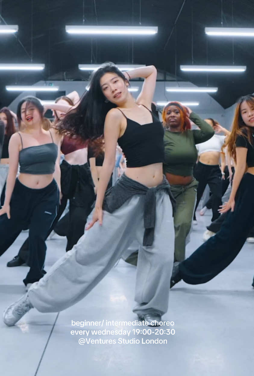 when did i messed up?🫠🤭😂 beginner/ intermediate choreo every wednesday at @Ventures Studio London ✨ #whendidyougethot #sabrinacarpenter #laylachoreography #jazzfunk #dancechoreography #londondance #trendydance #danceclass 