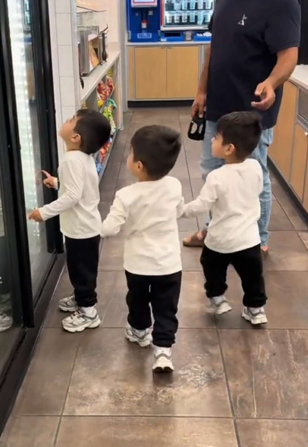 Quien más se emociona por ir a la gasolinera como mis trillizos? #triplets #toddlersoftiktok #toddler #fyp #parati 