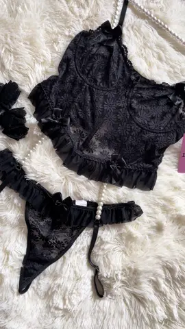 “No sé tú, pero yo creo que este encaje se vería mejor en mi siguiente regalo.” 😘 #lenceria #novios #miamor😍 #enamorados #sexy😍🤤😍 