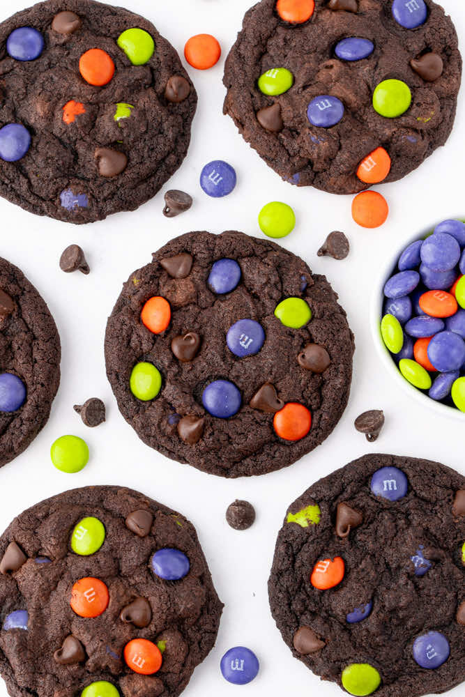 Spooky colors, melty middles, and major cookie magic 🍪🎃🧡😈 Find the recipe for these Halloween chocolate M&M cookies on cakemehometonight.com!