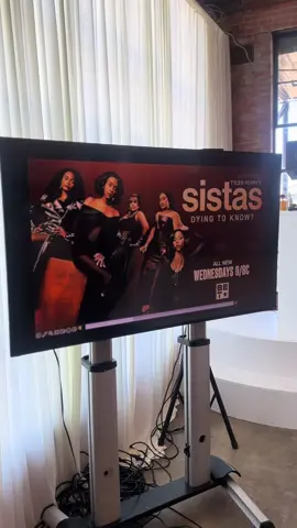 Come with me to Houston Texas as @KJ Smith Black OFFICIAL personal GLAM ARTIST. One thing about the @SistasOnBET fans they gone always show up and show out. We had the opportunity to meet some many beautiful woman on the “We Got You Sis” tour. For KJs look I wanted to go with something fun and timeless, long tresses with soft layers was a hit. It’s flowy and fun and perfect for a day of hugging fans with lots of movement. Hair 💇🏽‍♀️ and Makeup 💄 by Me 🙋🏽‍♀️. “The Rae way Beauty”! #hair #makeup #celebrityglamconsultant #celebritystylist #glamsquad 