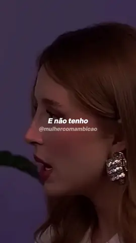 Eu não tenho medo de falar o que penso, não tenho medo de desagradar e isso, inevitavelmente, afasta e assusta algumas pessoas. Mas entenda: o preço da autenticidade é alto, e nem todo mundo está pronto pra lidar com alguém que escolheu ser verdadeiro ao invés de ser conveniente. Eu prefiro o desconforto da verdade do que o conforto da mentira. Não estou aqui pra agradar a todos, estou aqui pra viver em paz com a minha consciência. Quem se incomoda com a minha clareza, que aprenda a lidar ou se afaste — porque eu não vou deixar de ser quem sou pra caber no molde de ninguém.