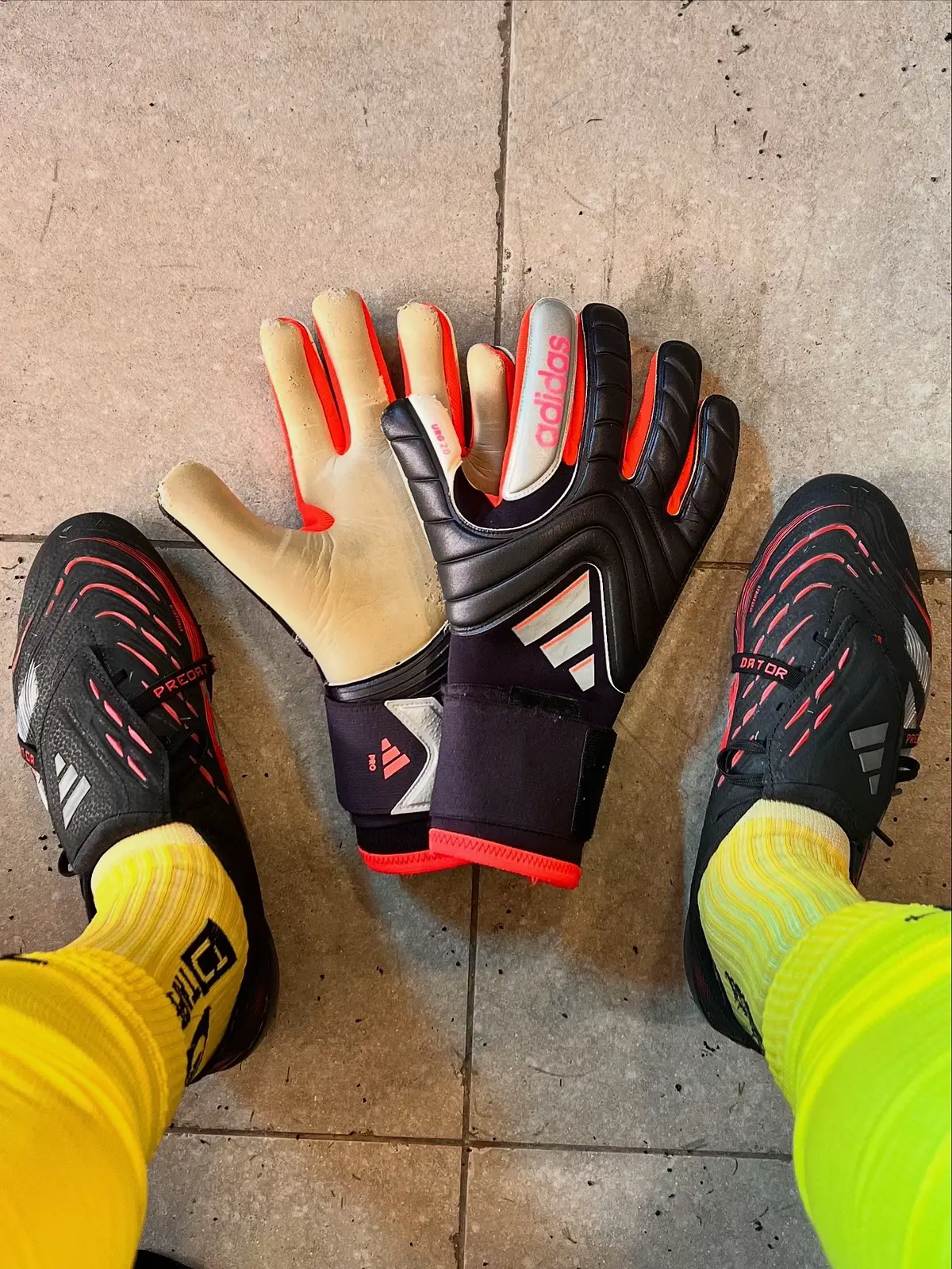 Depuis le début de saison, j’ai testé plusieurs combos gants & crampons 🧤👟 Que ce soit en match ou à l’entraînement, chacun a son style 😎 et j’essaye toujours que ça soit bien assorti ! 🫣 👉 Dites-moi en commentaire : lequel vous validez le plus ? 👇 #gardiendebut #gardien #gant #crampons #football 