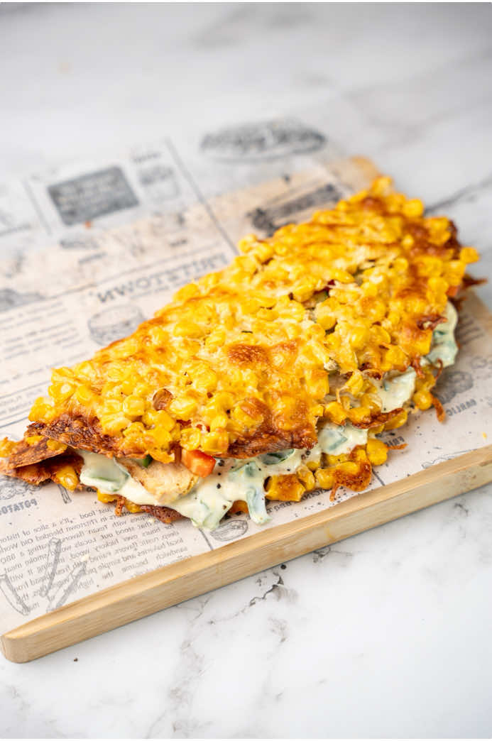 Zutaten: ✅200g Mais ✅70g Reibekäse light ✅1 EL Olivenöl ✅Sauce: 3 EL Joghurt 1,5%, etwas Minze, etwas Lauchzwiebel, 1 TL Senf ✅100g Hähnchenbrust ✅Etwas Salatgurke ✅Etwas rote Paprika ✅Gewürze nach Wahl, hier Pfeffer . Nährwerte: ▶️521 kcal  ▶️19 g Fett ▶️31 g Kohlenhydrate ▶️52 g Protein . Zubereitung: bei 180 Grad ca. 20-25 min  . #eiweissreich #einfacherezepte #kalorienarm #kalorienarmerezepte #abnehmrezepte 