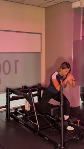 MEET OUR GLUTE LUNGE a.k.a glute monster 🤭😈 de machine voor eindeloze variaties en een killer lower body workout, ready to feel the burn ?❤️‍🔥🔥 #glutebuilder #gymgirls #lowerbody #fitnessclubhs #ladiesonlygym 