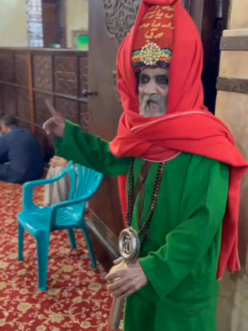 حد يفهمنا ده أية ومين الراجل اللى واقف على الباب ولبسه وبينادى على أية ده ف  السيد البدوى للعلم #طنطا #السيد_البدوي #مصر #السعودية #الامارات 