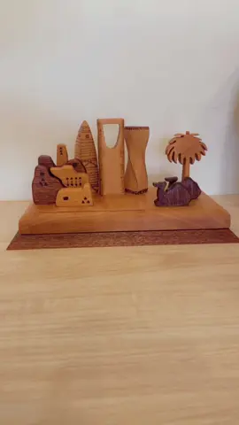 قاعدة كروت على شكل مجسم خشبي يجسد دمج الماضي مع الحاضر في مشهد واحد مستوحى من هوية الرياض#ابراج_الرياض#اعمال_خشبية #تراثنا_فخرنا#الدرعيه#معامل_تجسيد_الحرفية 