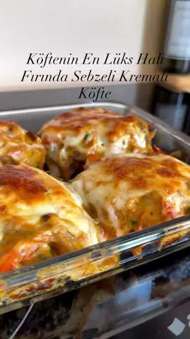 Köfte zaten güzel ama bu hali… efsane! 😍 Bol sebzeli, kremalı sosuyla, fırında kaşarla buluşan bu köfteler sofraya geldiğinde herkesin favorisi oluyor. Hem doyurucu hem de gösterişli! 👌🍽️ Malzemeler: 	•	400 gr dana kıyma 	•	1 soğan rendesi 	•	7 yemek kaşığı galeta unu 	•	1 adet yumurta 	•	1 tatlı kaşığı kırmızı toz biber 	•	1 tatlı kaşığından biraz az tuz 	•	Yarım tatlı kaşığı kimyon 	•	Bir tutam karabiber 	•	İnce kıyılmış maydanoz Sosu için: 	•	1 yemek kaşığı tereyağı 	•	1 soğan (yarım halka doğranmış) 	•	1 havuç (rendelenmiş) 	•	1 küçük kırmızı kapya biber (yarım halka doğranmış) 	•	3-4 adet iri mantar (ince doğranmış) 	•	150 ml krema 	•	150 ml süt 	•	1 yemek kaşığı nişasta 	•	1 çay kaşığı tuz 	•	1 çay kaşığı kırmızı toz biber 	•	Yarım çay kaşığı karabiber 	•	İnce kıyılmış maydanoz Üzeri için: 	•	Rendelenmiş kaşar veya mozzarella peyniri Hazırlanışı: 	1.	Köfte malzemelerini bir kaba alıp iyice yoğurun. 	2.	Avucunuzu hafif yağlayarak altı adet büyük yuvarlak köfte hazırlayın. 	3.	Tavada 3-4 yemek kaşığı sıvı yağı kızdırın, köfteleri arkalı önlü yüksek ateşte renk alana kadar kızartın. Tam pişmesine gerek yok, fırında pişecek. 	4.	Köfteleri fırın kabına alın. Aynı tavaya tereyağı ekleyip soğanı kavurun. Ardından biber, mantar ve havucu ekleyip kavurmaya devam edin. 	5.	Ayrı bir kapta süt, krema ve nişastayı karıştırın. Tavaya ekleyin, baharatlarını ilave edin ve kıvamlı bir sos elde edene kadar pişirin. Son olarak maydanozu ekleyip ocaktan alın. 	6.	Sosu köftelerin üzerine dökün, rendelenmiş kaşar veya mozzarella serpin. 	7.	Önceden ısıtılmış 200°C alt-üst ayar fırında, üzeri kızarana kadar pişirin. #yemektarifleri #gününmenüsü #pratiktarifler #fırınyemekleri 