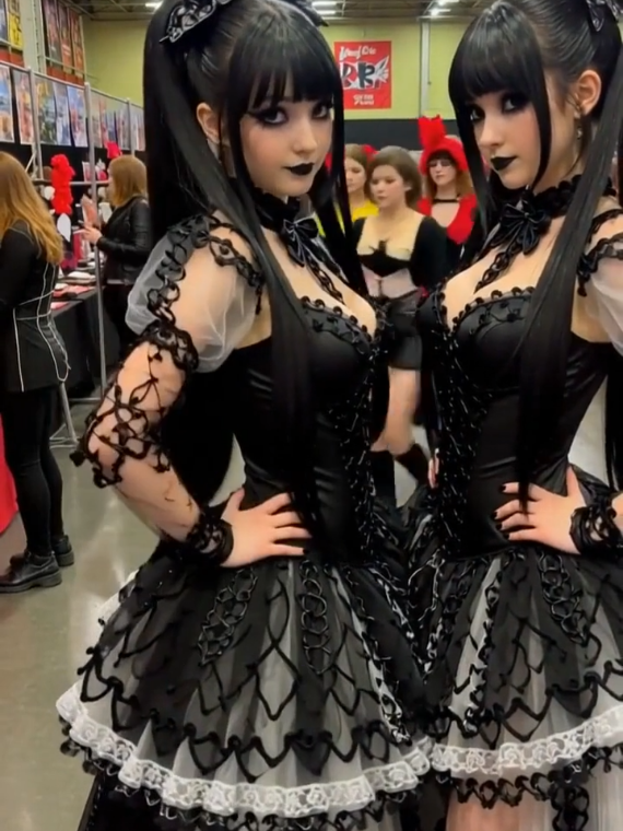 Two fictional cute girls at another fictional convention.  The third day... 😍 #aibeauty  #gothiclolita #asianbeauty  #cosplay  #blackdress 