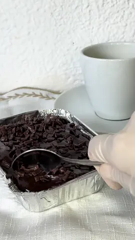 🥕✨ Bolo de cenoura com cobertura de chocolate… fala sério, tem como resistir? 🤤 Uma colherada e já dá pra sentir o sabor da felicidade! 🍫💛 #BoloDeCenoura #BoloCaseiro #FeitoComAmor #DelíciaCaseira #sobremesaperfeita  