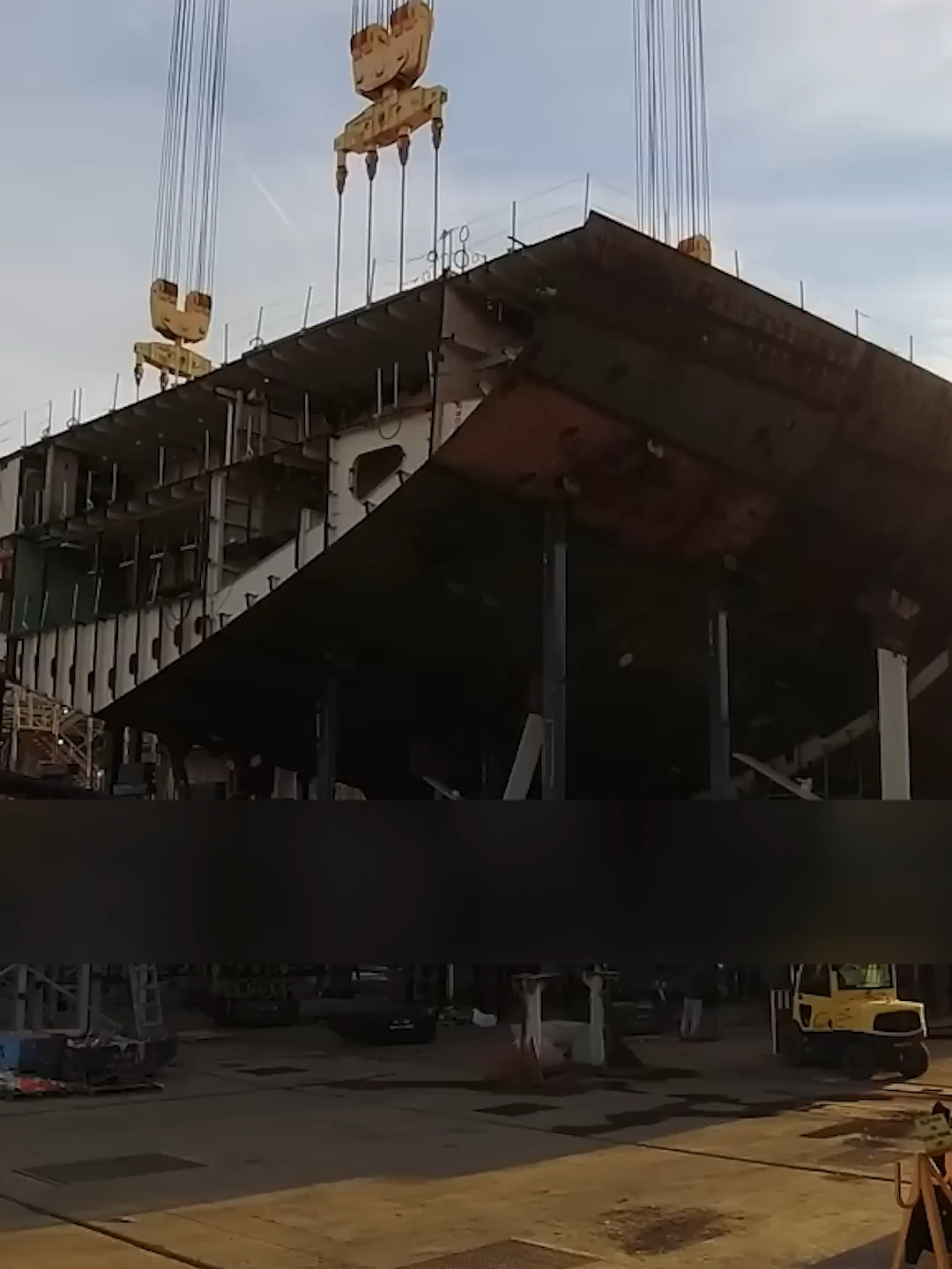 Os Estados Unidos e a China levam quase o mesmo tempo para construir um porta-aviões — cerca de 7 a 8 anos do início até a estreia no mar. Mas há um detalhe que muda completamente o jogo. A China consegue construir vários ao mesmo tempo. Enquanto os estaleiros de Dalian e Xangai Jiangnan trabalham em paralelo, os Estados Unidos dependem de apenas um: o Newport News Shipbuilding, o único capaz de construir porta-aviões nucleares. Isso torna o processo americano muito mais lento, limitando a produção a um navio a cada 4 ou 5 anos. A China, por outro lado, está transformando sua indústria naval em uma linha de montagem militar. Hoje, ela possui três gigantes — o Liaoning, o Shandong e o Fujian — mas o plano é ter seis até 2035. Isso significa construir três novos porta-aviões em apenas 10 anos — ou um a cada 3 ou 4 anos. No ritmo que vai, a maior potência naval do planeta pode mudar de lado antes do que muita gente imagina.