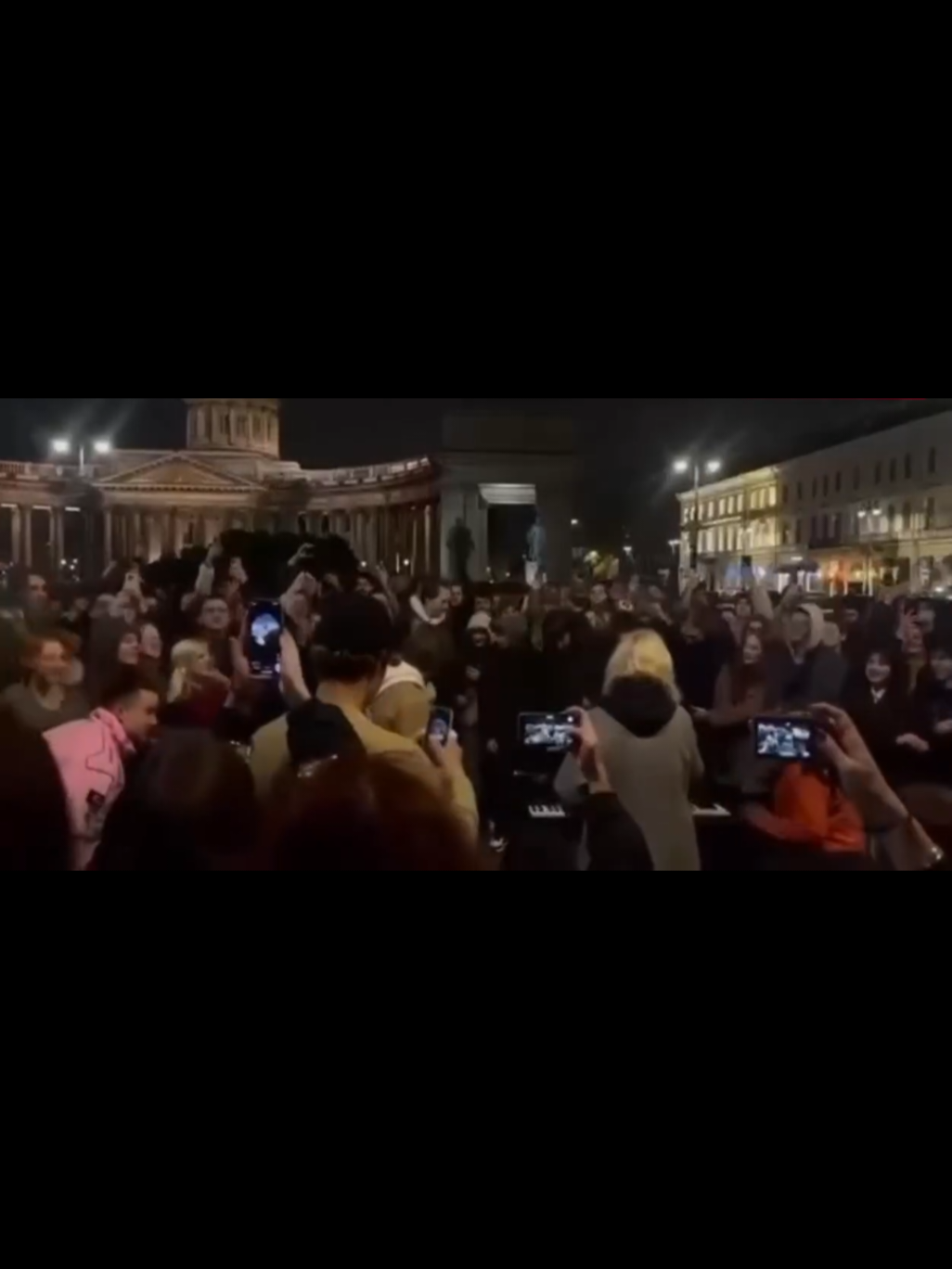 В центре Санкт-Петербурга толпа молодых людей устроила уличное караоке и спела песню Noize MC «Кооператив “Лебединое озеро”»💞 Гордость за таких людей. РОССИЯ БУДЕТ СВОБОДНОЙ 🕊️🇷🇺 #россия #питер #стоптайм #нетвойне #нойзмс #noizemc #россиябудетсвободной #наока   