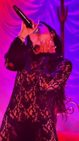 Bebemo' y te pone' loco, empieza a hacer fotos me tomo mis placeres muy en serio…, @BADASSYUC interpretando “CONTACTO VISUAL” junto a ABHIR en la sala BUT de Madrid, menudo hit y que poco lo valoráis es una reina y una artistaza! #juicybae #lajuicybadass #contactovisual #elsecreto #parati 