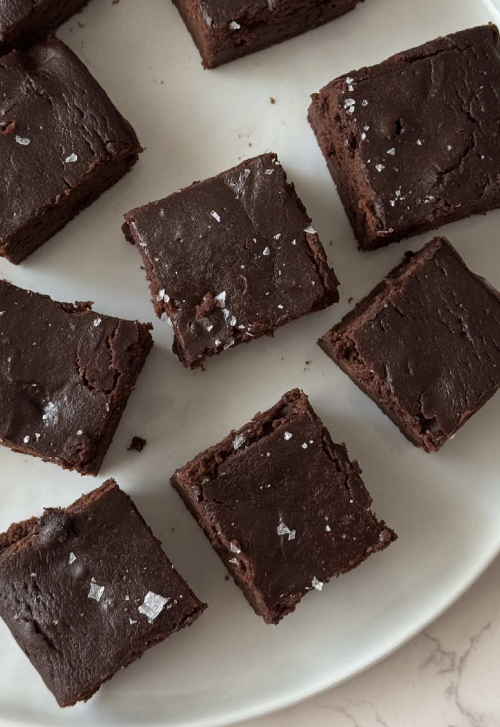 healthier pumpkin brownies 🎃 a taste of pumpkin szn in these better-for-you brownies 🍫🍁 here is the recipe ✨ 2 eggs  1 can pumpkin puree  1/3 cup maple syrup  1 tsp vanilla  1/4 cup avocado oil  1/2 cup cacao powder  1 cup flour  1/2  tsp baking powder  1/2 tsp pumpkin spice powder  1/2 cup semi sweet chocolate chunks  Bake at 375 for 30-35 minutes (until stick comes out clean)  Hope you enjoy this healthy sweet treat 🤎  -  #pumpkinrecipes #pumpkinseason #brownierecipe #healthydessert #healthybrownies 
