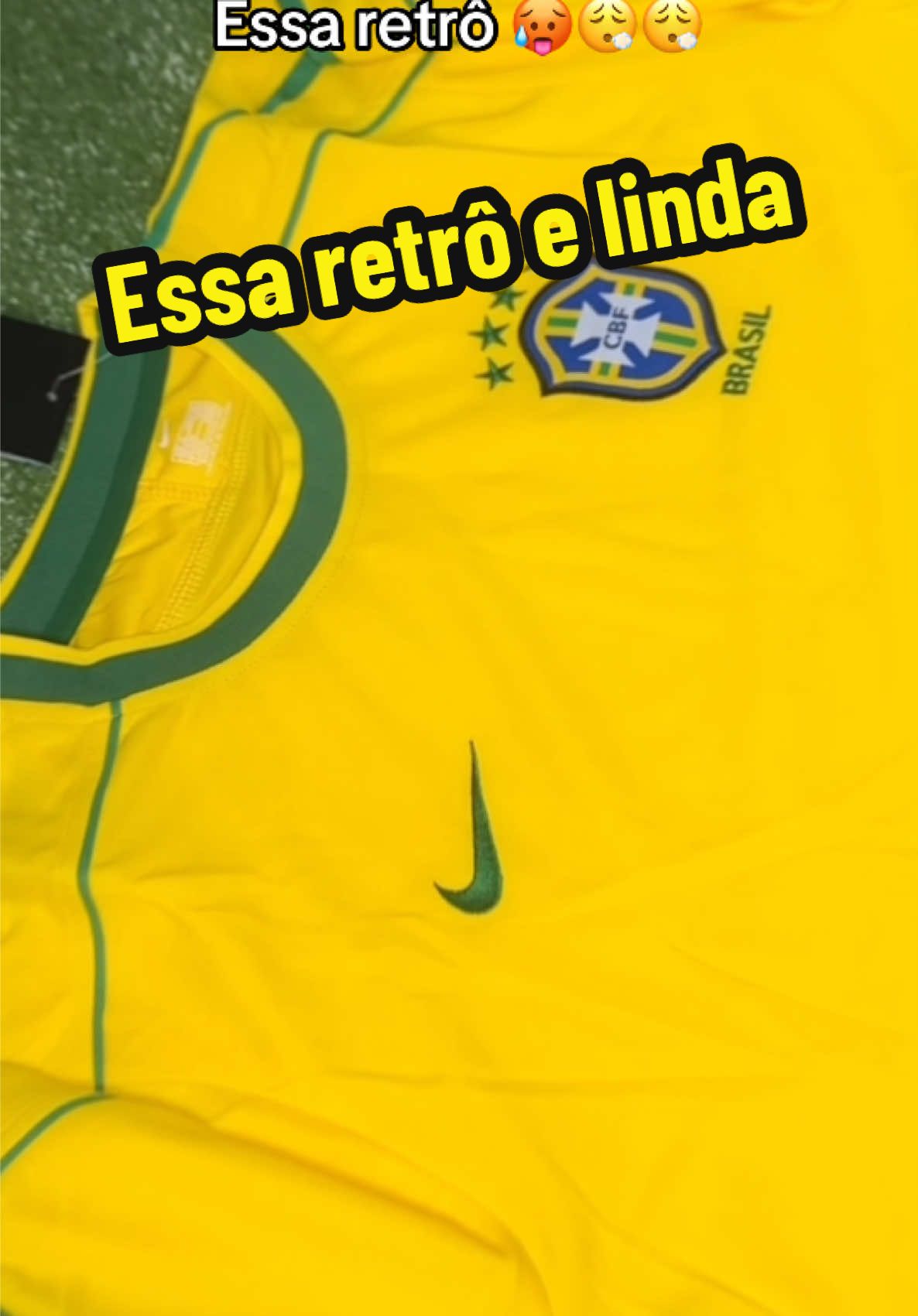 Essa retrô é linda demais 😍🥵 Disponível a pronta entrega e site. Link na bio 👆🏼👆🏼 #camisadetime #fypage #futebol #selecaobrasileira #brasil 