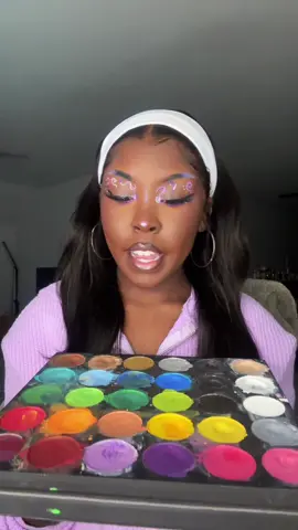 It doesn’t have to make sense… It doesn’t have to be perfect… but just draw some squiggly lines and some dots and that’s all •• #graphicliner #creatorsearchinsights #tiktokshopcreatorpicks #TikTokShopFalIDealsForYou #TikTokShopCyberMonday 