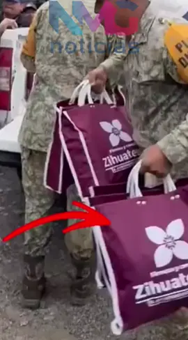 🇲🇽 El Ejército Mexicano llega con ayuda para las familias afectadas… pero 👀 las despensas vienen vestidas de rojo guinda. 🫶 La solidaridad no debería tener color… 📦 ¿Ayuda humanitaria o propaganda disfrazada? #PozaRica #EjércitoMexicano #Morena #Veracruz #SinColores 