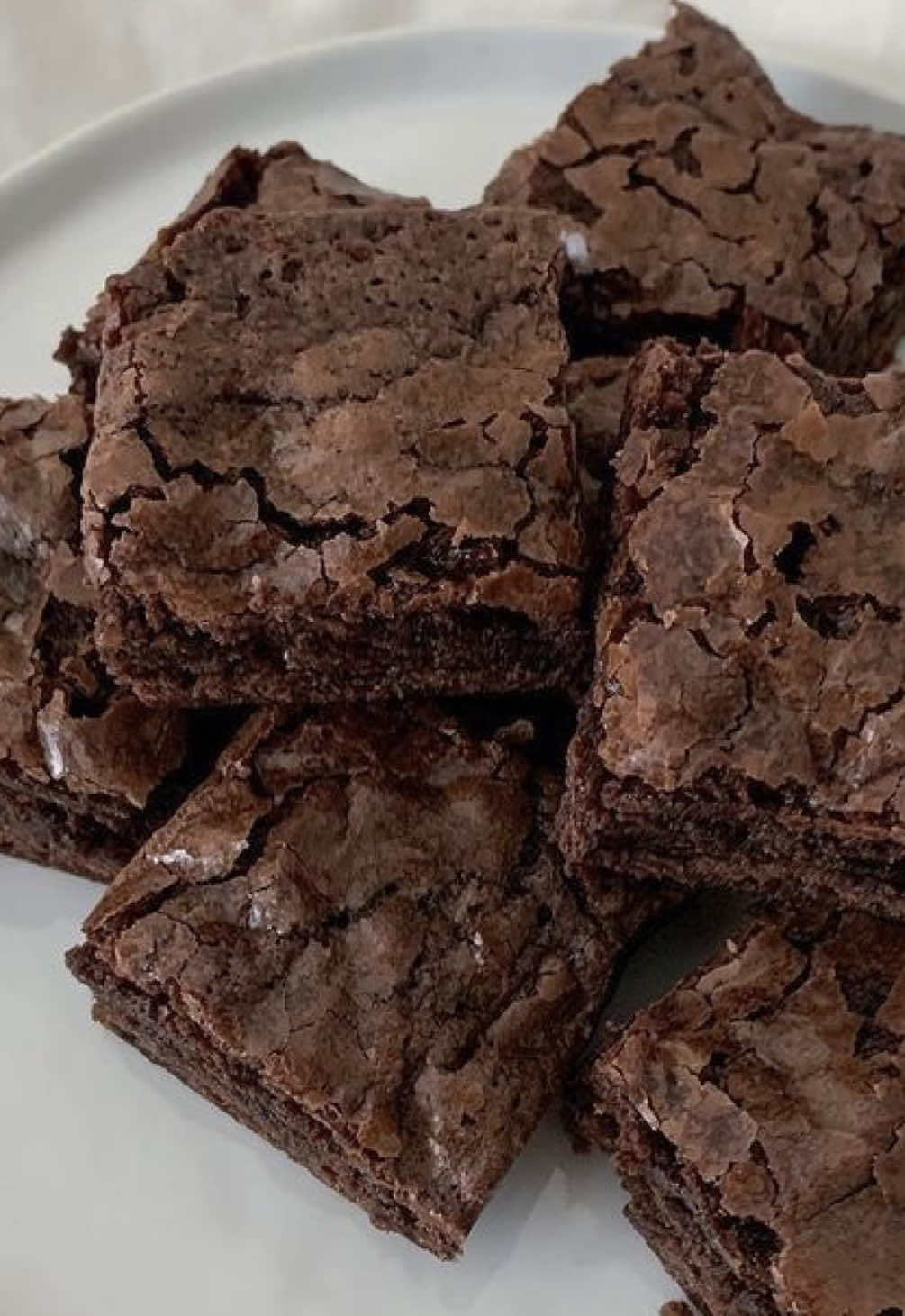 Süßkartoffel Brownies was ihr dafür braucht: • 450g gekochte Süßkartoffeln (Gewicht ohne Schale) • 200g Apfelmus • 120 ml Milch • 140g Mehl • 100g Erythrit • 50g Kakaopulver • 50g gemahlene Haselnüsse • 2 TL Backpulver • optional: 1 TL Zimt & 1 TL Vanilleextrakt Durch die Süßkartoffeln wird die Konsistenz richtig schön fudgy! Wenn es euch nicht darum geht, dass die Brownies gesund sein müssen, könnt ihr am Ende so wie ich noch geschmolzene Schokolade darübergeben. #brownie #brownies #rezepte #backen 