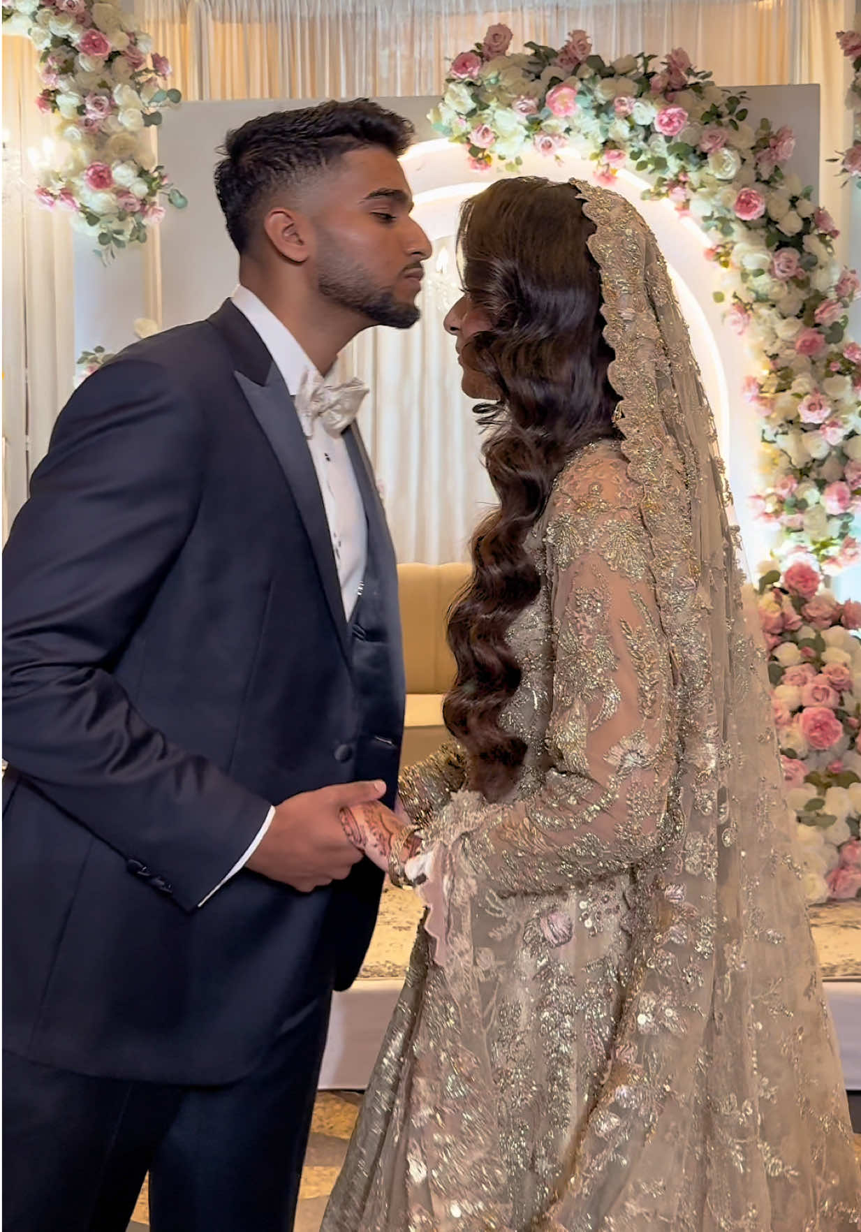 Cutest transition ever 🩷🤩 #couplereels #pakistani #pakistaniwedding #fyp #coupletransition