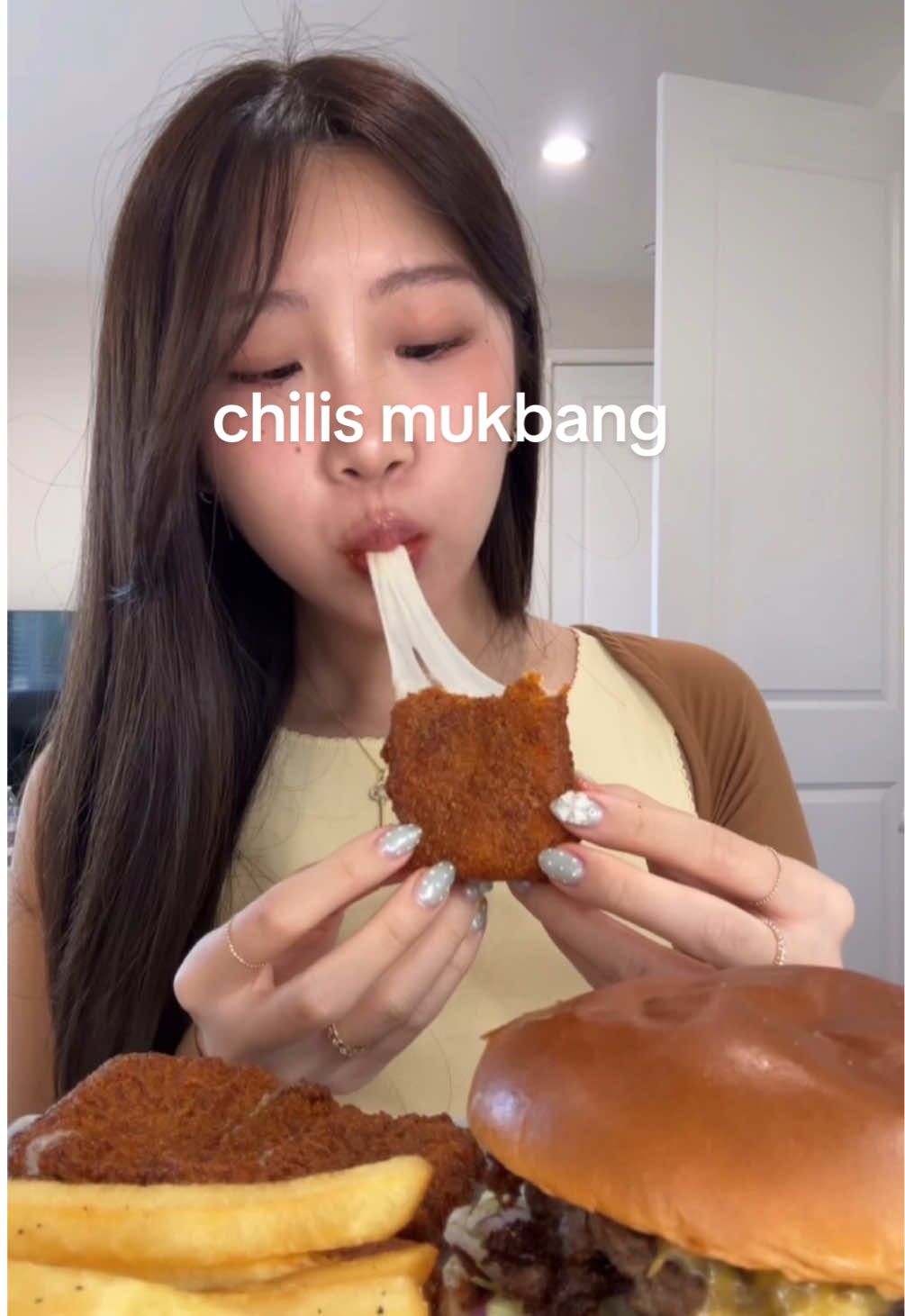 #chilis #mukbang #cheesepull #hamburgermukbang #mozarellasticks @Chili’s Grill & Bar 