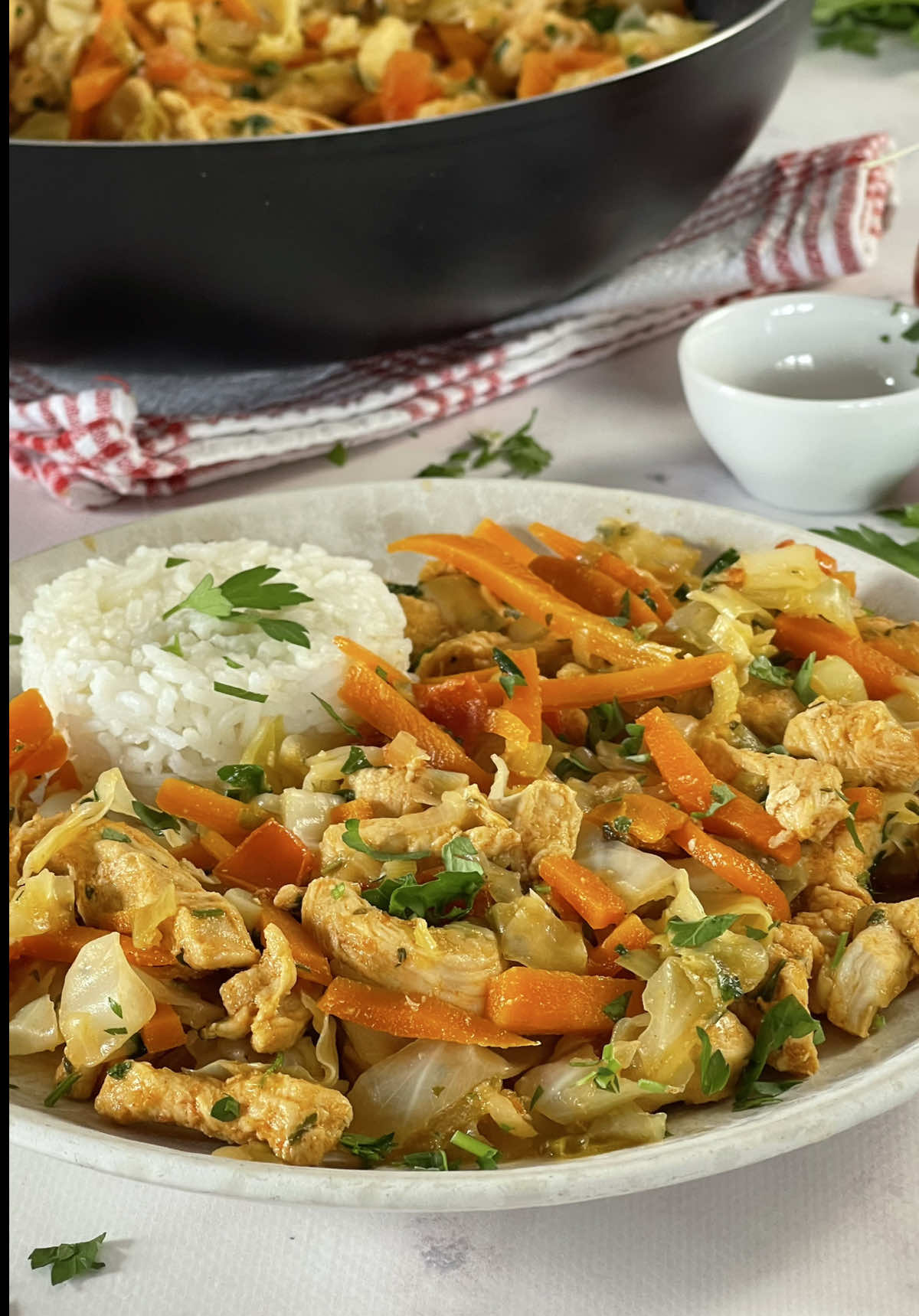 Frango Salteado com Legumes Frescos: Leve, nutritivo e pronto num instante. Ingredientes (serve 4) -  500 g frango (bifes) -  Tempero para o frango:  * 1 colher de chá de pimentão doce  * 1 colher de chá de alho em pó   * 1 colher de chá de salsa seca  * Sal   * 1 colher de sopa de iogurte natural  * 1 colher de chá de mostarda Dijon -  1 alho francês -  1 cebola picada -  2 cenouras -  1/2 couve coração (ou repolho) -  1 tomate -  1 colher de chá de pimentão doce (para os vegetais) -  Sal (para os vegetais) -  Salsa fresca para decorar -  1 colher de sopa de azeite Preparação  Cortar o frango em tiras. Temperar. Levar ao lume numa frigideira untada com metade do azeite até dourar. Retirar e reservar.  Na mesma frigideira, adicionar o restante azeite e refogar o alho francês partido, a cebola picada. Quando amolecerem, juntar a cenoura cortada em palitos.  Adicionar um bocadinho de água e deixar a cenoura ficar tenra.  Adicionar a couve partida em juliana e o tomate partido em cubos.  Voltar a colocar um bocadinho de água, tapar e cozinhar até os legumes estarem no ponto desejado.  Devolver o frango à frigideira e misturar com os legumes.  Decorar com salsa fresca antes de servir. #receitas #receitasfit #receitasaudavel #receitafacil #receitasaudavel    