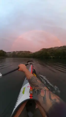 paddling into the sunset at maximum intensity 🌅🌈 🛶: @Maxime  #kayaking #watersports #Fitness #redbull #givesyouwiiings 