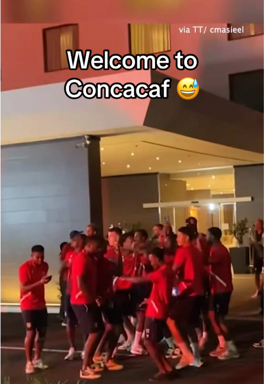 Panama fans showed up outside Suriname’s hotel with loud music and lights trying to get under their skin ahead of the World Cup qualifier… The Suriname players came out and danced along with them 😅 🎥: @𝓡𝓾𝓲𝔃💕 #Soccer #football #concacaf #panama #suriname 
