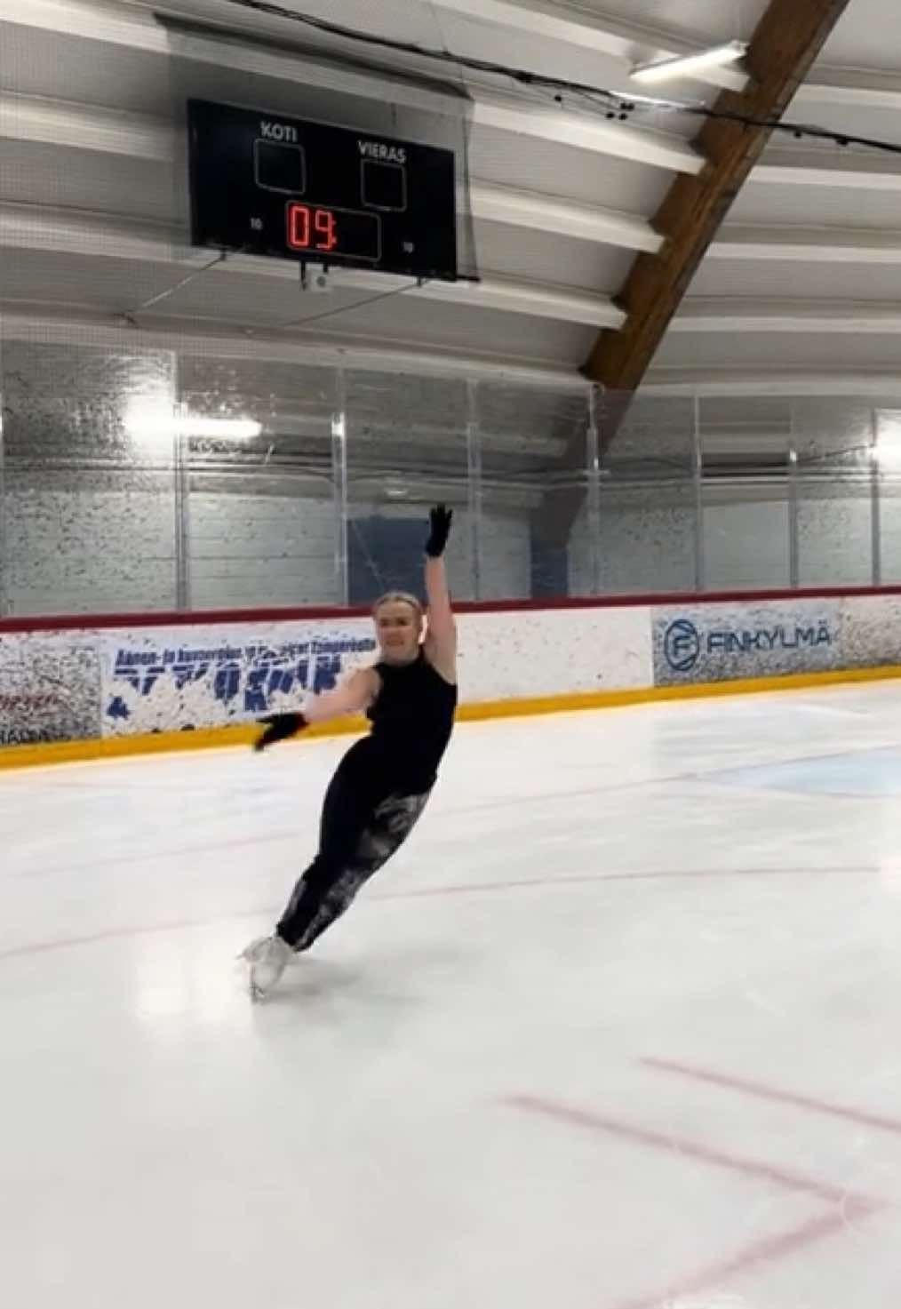 Oon pyöriny jäähalleilla niin pitkään kun vaan muistan. Vaikka oon lopettanu tän lajin kaks kertaa mun elämän aikana, se ei tarkota etteikö aina vois palata takas. Pääasia on, että tekee sitä mistä tykkää ja mikä tuntuu hyvältä. Mulle kohtuullisen tuntematon ihminen tsemppasi mua tällä viikolla ja sanoi, että vaan taivas on rajana siinä mitä mä teen. Yritän muistaa tän asenteen jatkossakin, koska mikä mua muka estää?🙏🏻 #tiktoksuomi #suomitiktok #taitoluistelu #luistelu #suomi 