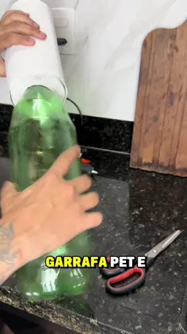 O segredo para transformar garrafa PET em algo útil 🫢 Siga para mais dicas como esta!!  #DIY #façavocêmesmo #dicas #hacks #dicaseconomicas       