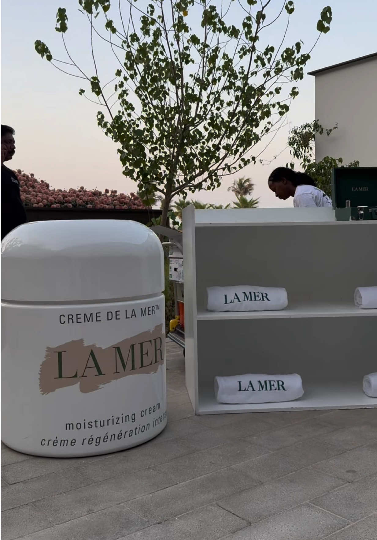 Dream yoga evening with @LA MER 🧘🏾‍♀️#dubaiyoga #lamerskincare #yogagirlsdaily #lamer 