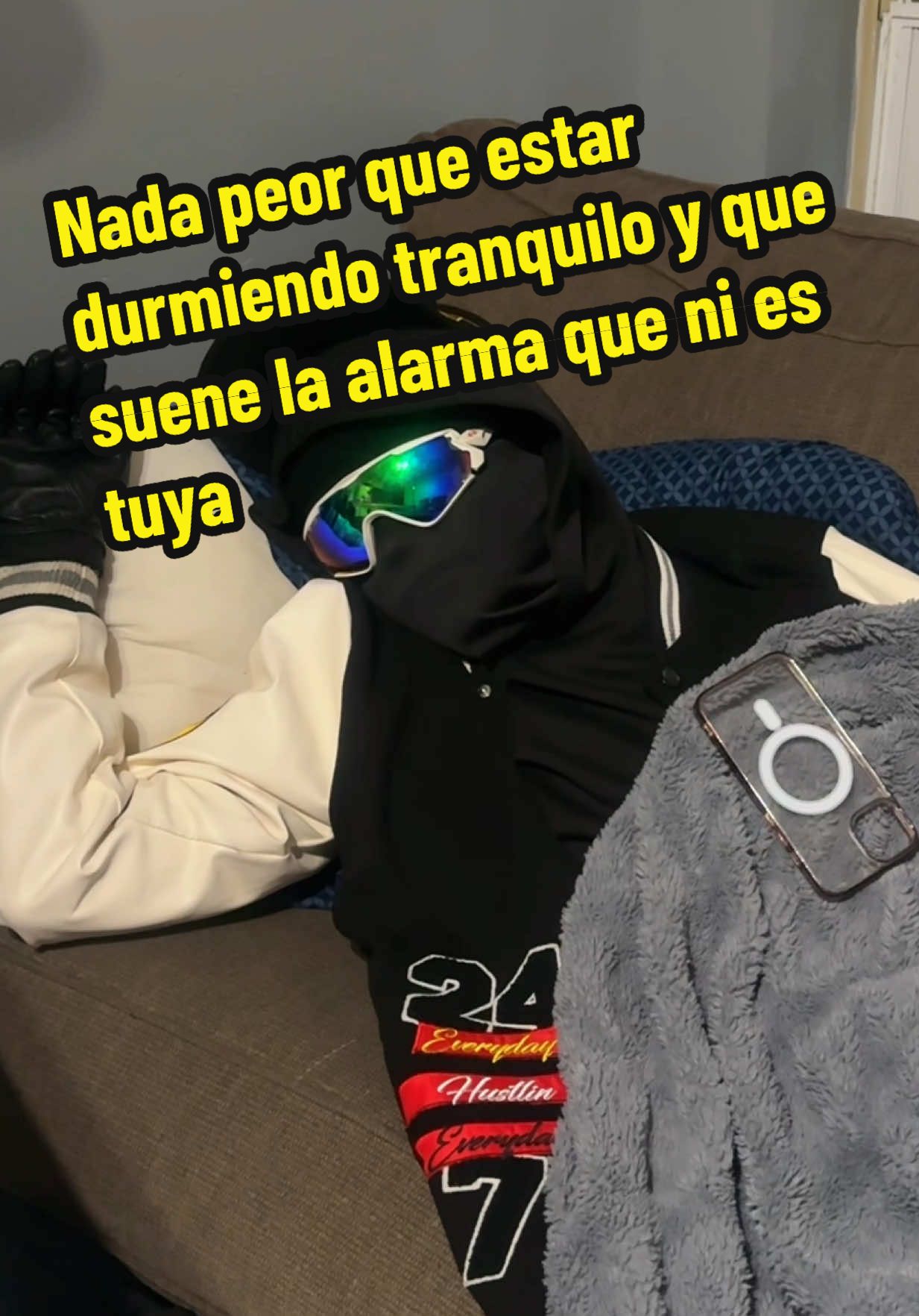 Nada peor que estar durmiendo tranquilo y que suene la alarma que ni es tuya 😭⏰ #POV #Hermano #Alarma #Mañana #Humor   