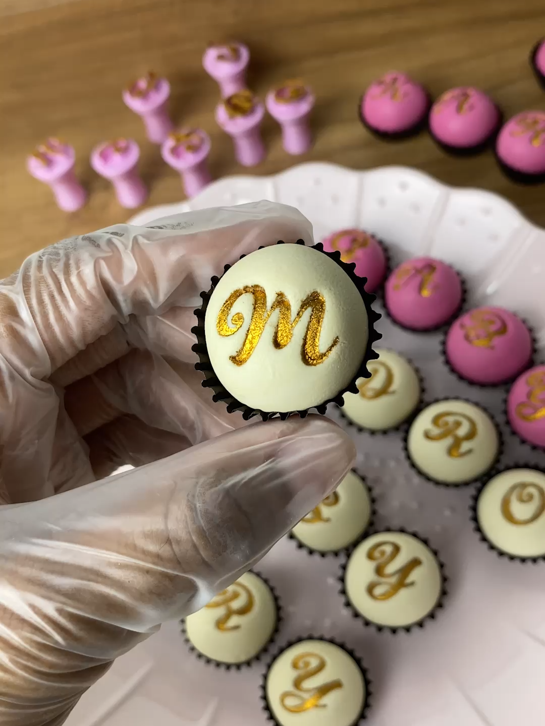 💥 SEUS DOCES NUNCA MAIS SERÃO OS MESMOS! O Kit de Carimbos Alfabeto Dressa chegou para transformar suas criações: - Contém 26 peças de carimbos com todas as letras do alfabeto - Qualidade superior e alta durabilidade - Marcação perfeita em cada doce com uma letra cursiva super delicada Com ele, você personaliza nomes, frases e detalhes que encantam os clientes e fazem suas vendas dispararem! Clique agora e garanta já o seu!