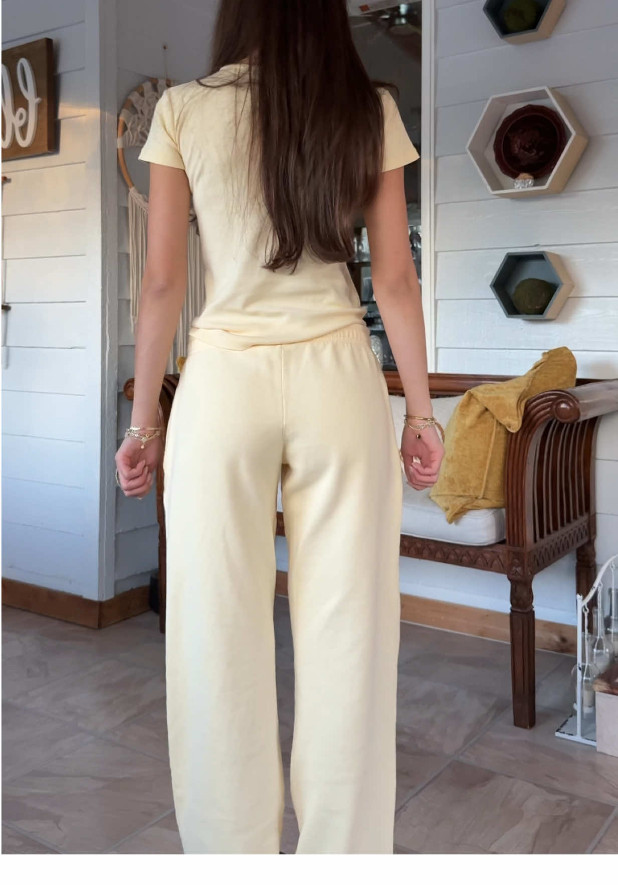 The cutest yellow pieces! #yellowset #johngalt #anastasiasweatpants #outfitinspo #brandymelville 